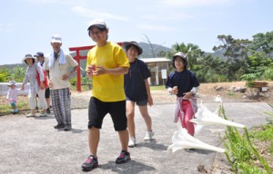 沿道の景色を楽しみながら歩く子どもたち＝１０日、瀬戸内町請島