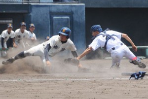 【大島―鹿児島実業】五回裏、中堅手・泉の好返球を受けて鹿実の走者を本塁タッチアウトとする大島の捕手・上原（右）＝２６日、鹿児島市の県立鴨池球場