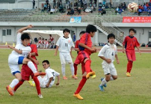 決勝でゴール前の混戦からシュートを放つＴＳＣＵ―１５の選手＝４日、太陽が丘運動公園陸上競技場