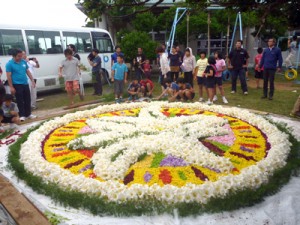 沖永良部島の花を使って制作された「インフィオラータ」＝９日、和泊町の国頭小学校（同校提供）