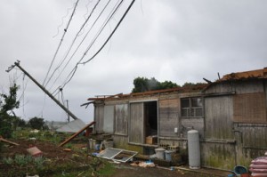 電柱の倒壊や住家の屋根が飛ばされるなど被害が相次いだ＝１２日午前１１時すぎ、伊仙町検福