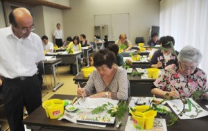 日本画の制作を楽しんだ絵画教室＝２４日、奄美市笠利町の県奄美パーク