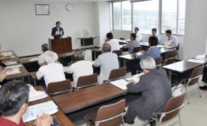 立候補の手続きについて説明を受ける陣営関係者＝１４日、瀬戸内町役場 