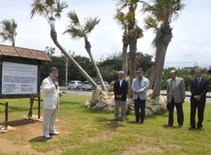 出身者から寄付を募りビロウを植樹した発起人の牧野三佐男さん（左）＝１５日、天城町