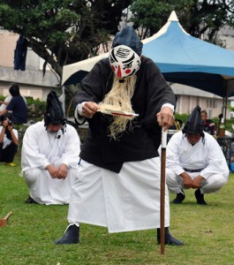 奉納された一番組の「二十四孝」＝３日、与論町の地主神社