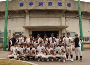 那覇との試合。６回、左翼へ２ランを放った立山真輝（上）。３日間で６試合を経験し、手応えをつかんだ徳之島高校野球部＝５日、嘉手納球場