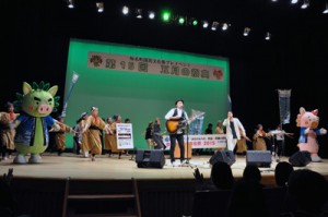 カサリンチュのライブなどで盛り上がった五月の祭典＝２３日、知名町のあしびの郷・ちな