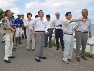 採石場を視察する県議会県民連合の一行＝１８日、奄美市住用町