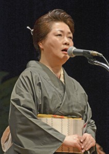 奄美民謡大賞を射止めた中ほず美さん＝９日、奄美文化センター