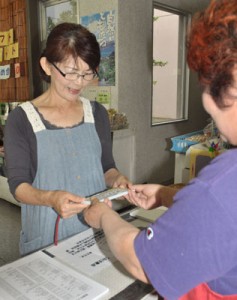 販売初日に商品券を買い求める町民＝１日、龍郷町浦の島育ち館