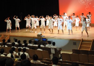 多彩なプログラムで会場を盛り上げた舞台発表＝１３日、徳之島町文化会館