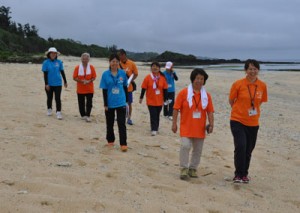 海岸でウオーキングを行ったツアーの参加者ら＝２０日、伊仙町