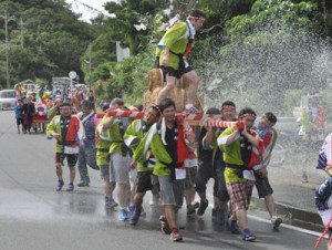 五穀豊穣を祈願しながら練り歩いたみこし連＝１４日、徳之島町花徳