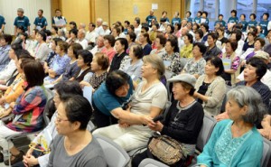 １５０人超の参加者が歌声を響かせた「市民とともに歌う夕べ」＝２７日、奄美市名瀬