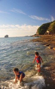 全国で最も暑い日に水遊びを楽しむ児童ら＝９日、奄美市名瀬の大浜海浜公園