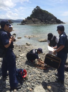 シラヒゲウニ漁解禁を前に行われた沿岸パトロール＝１６日、奄美市名瀬（名瀬漁協提供）