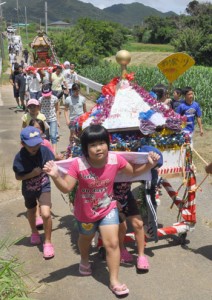 老若男女が繰り出して活気に包まれた豊年祭＝１４日、天城町松原