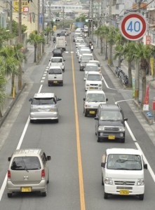 軽自動車が目立つ街中の通行車両＝４日、奄美市名瀬塩浜町