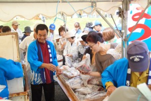 新鮮な魚介類も人気を集めたしま興し祭り＝２７日、喜界町