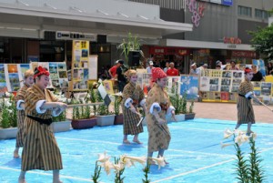 歌や踊りで今年も盛り上がったエラブ百合まつり＝１４日、尼崎市の阪神尼崎駅前広場