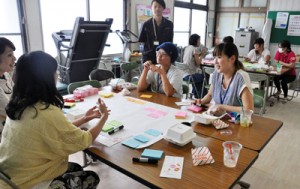 カフェのような雰囲気で、自由に意見を出し合った「ままカフェミーティング」＝８日、知名町保健センター