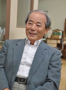 徳之島町長選への出馬を表明した内重男氏＝１日、同町亀津