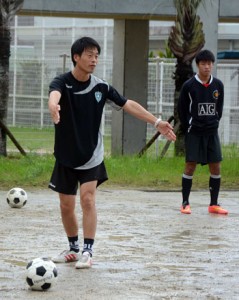 パス練習でスペースの取り方を選手に伝える藤崎さん＝７日、古仁屋高グラウンド