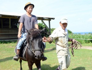 引き馬と呼ばれる乗馬体験。慣れれば１人で乗ることも可能＝２６日、奄美市笠利町