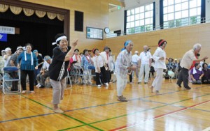 さまざまなゲームで親睦を深めた地域さわやかサロンの交流会＝２６日、伊仙町