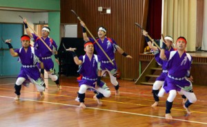 約５年ぶりに披露された「須古鎌踊り」＝１３日、田検小学校体育館