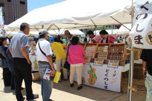 夏空が広がる中、大勢の買い物客らでにぎわった奄美群島特産品展示即売会＆芸能大会ｉｎ神戸＝７月２６日、神戸市