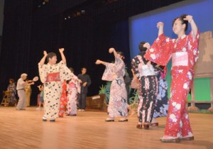 出演者らが六調を歌い踊って締めくくった「シマあすびの夕べ」＝３０日、奄美市名瀬の奄美文化センター