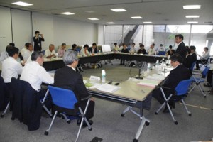 諸分野にわたり、活発な意見が交わされた奄振審議会＝１０日、国交省会議室