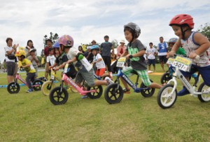 合図とともに一斉にスタートする参加者＝４日、天城町