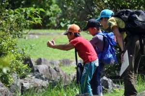 カメラを構えてベストショットを狙う参加者＝２７日、奄美野生生物保護センター