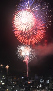 夜空を彩る大輪の華＝７月３１日、名瀬商港区