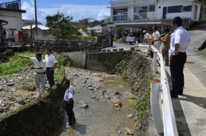 浸水被害の現場を確認する住民と町職員ら＝２７日、徳之島町亀津