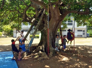 休校中の須子茂小学校でキャンプをしている「うみんちゅきっず」の子どもたち＝２８日、瀬戸内町