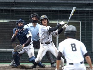 【準々決勝・鹿児島城西―徳之島】６回表、センターに犠飛を放つ徳之島の新田雄＝２２日、県立鴨池球場