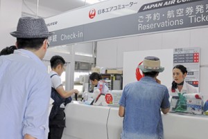 多くの人でごった返した空港ロビー＝１１日、沖永良部島