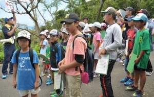 ケンムンがすむとされる場所などを小学生４８人が見学した講座＝２９日、龍郷町赤尾木集落