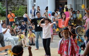 地域の夏祭りでは移住体験ツアー参加者も六調を踊った＝１２日、宇検村阿室