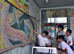 教室の黒板に描かれたアート作品を見つめる小湊小の児童たち＝１４日、奄美市の小湊小学校