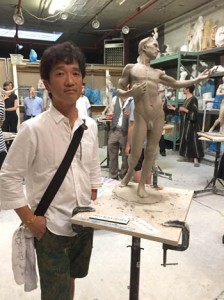 アメリカであった具象彫塑のコンペティションで３位に入賞した川畑さんと競技で制作した作品＝６月１１日、アメリカ・ニューヨーク州
