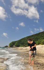 梅雨が明け、夏の青空が広がった奄美地方＝１５日、奄美市名瀬の大浜海浜公園