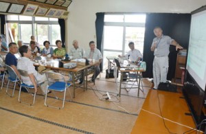 県の地域防災アドバイザー（右）を講師に迎えてあった地域防災力ボトムアップモデル事業の説明会＝３０日、奄美市笠利町の外金久集落