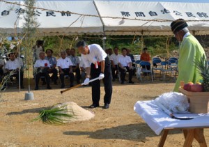 安全祈願祭でのくわ入れの儀＝２７日、与論町立長の建設現場