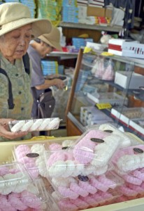 和菓子店では仏前に供える型菓子販売のピークを迎えた＝２５日、奄美市名瀬