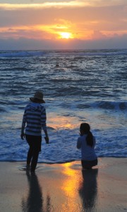 高気圧に覆われて今年の最高気温を更新した奄美市名瀬の海辺