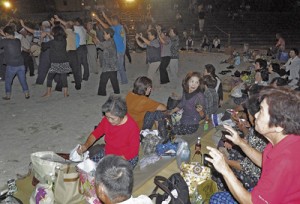 昔ながらの浜下りを再現して踊りの輪を広げた「唄あしび・郷土芸能の夕べ」＝２７日、徳之島町